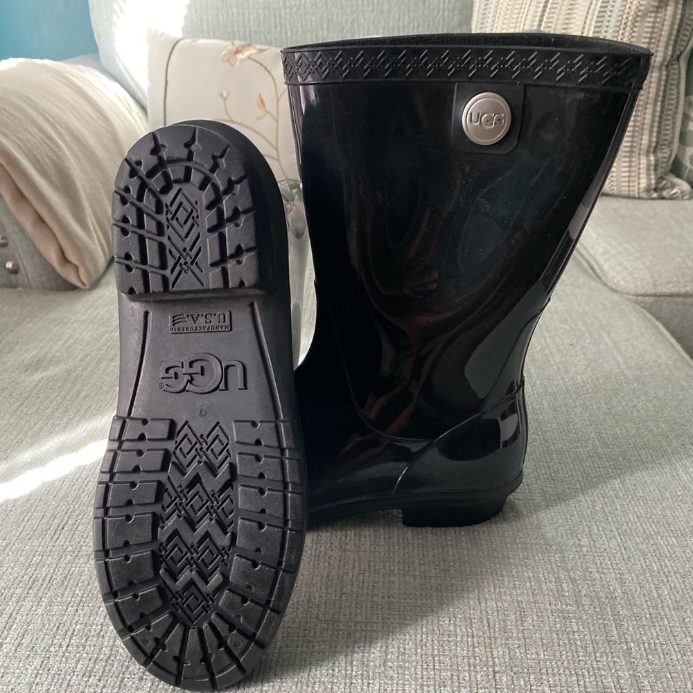 UGG Gloss Black Rubber Pull-On Rain Boots size 7.5